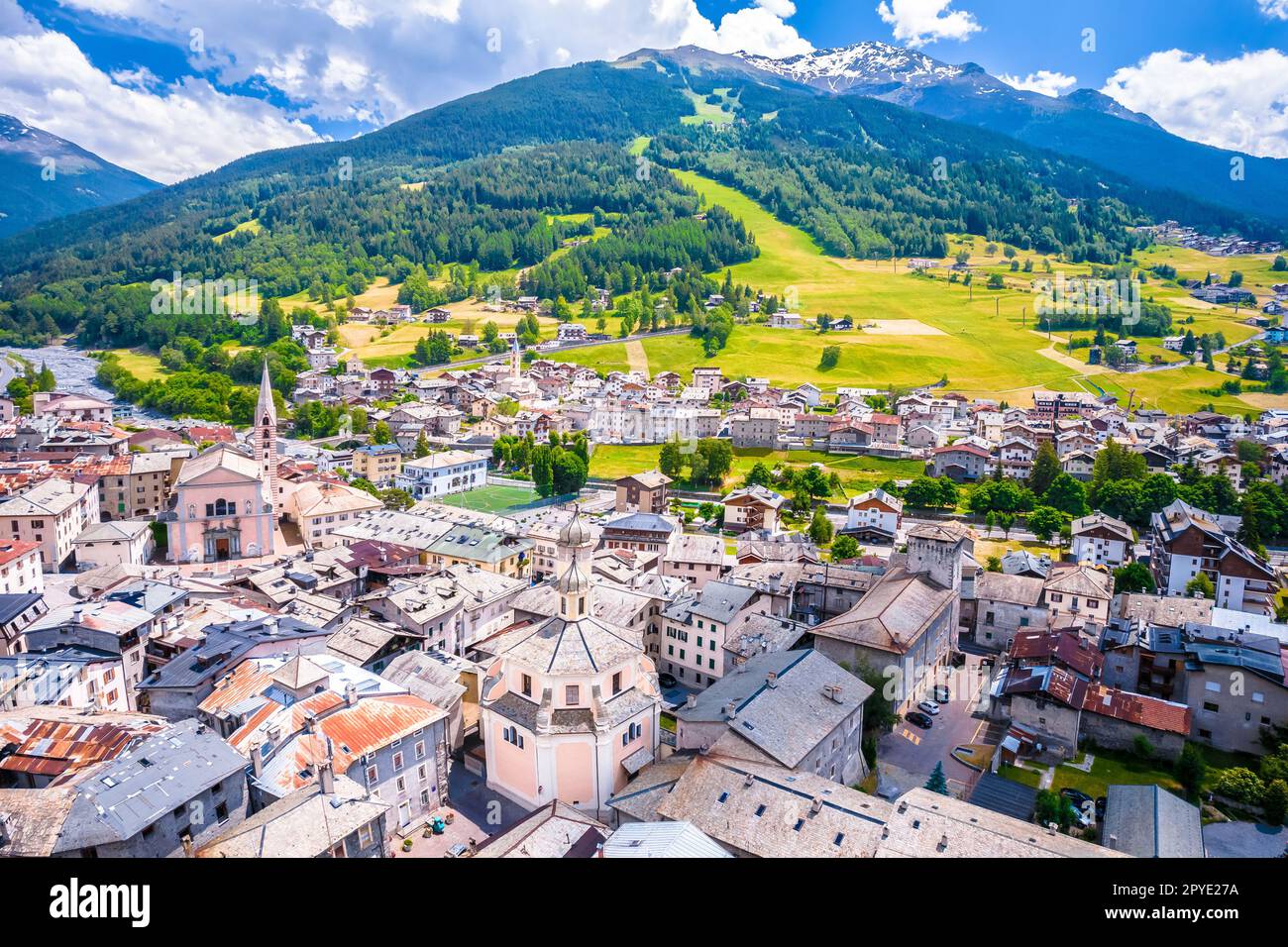 Ville de Bormio dans les Alpes Dolomites vue sur le paysage, province de Sondrio Banque D'Images