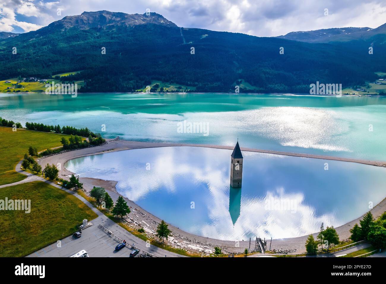 Clocher submergé de Curon à Graun im Vinschgau sur le lac Reschen vue aérienne du paysage alpin Banque D'Images