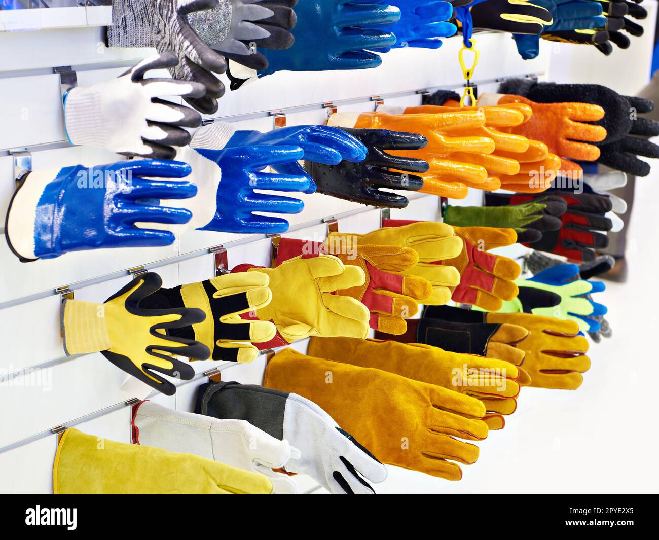 Gants de travail industriels de protection dans le magasin Banque D'Images