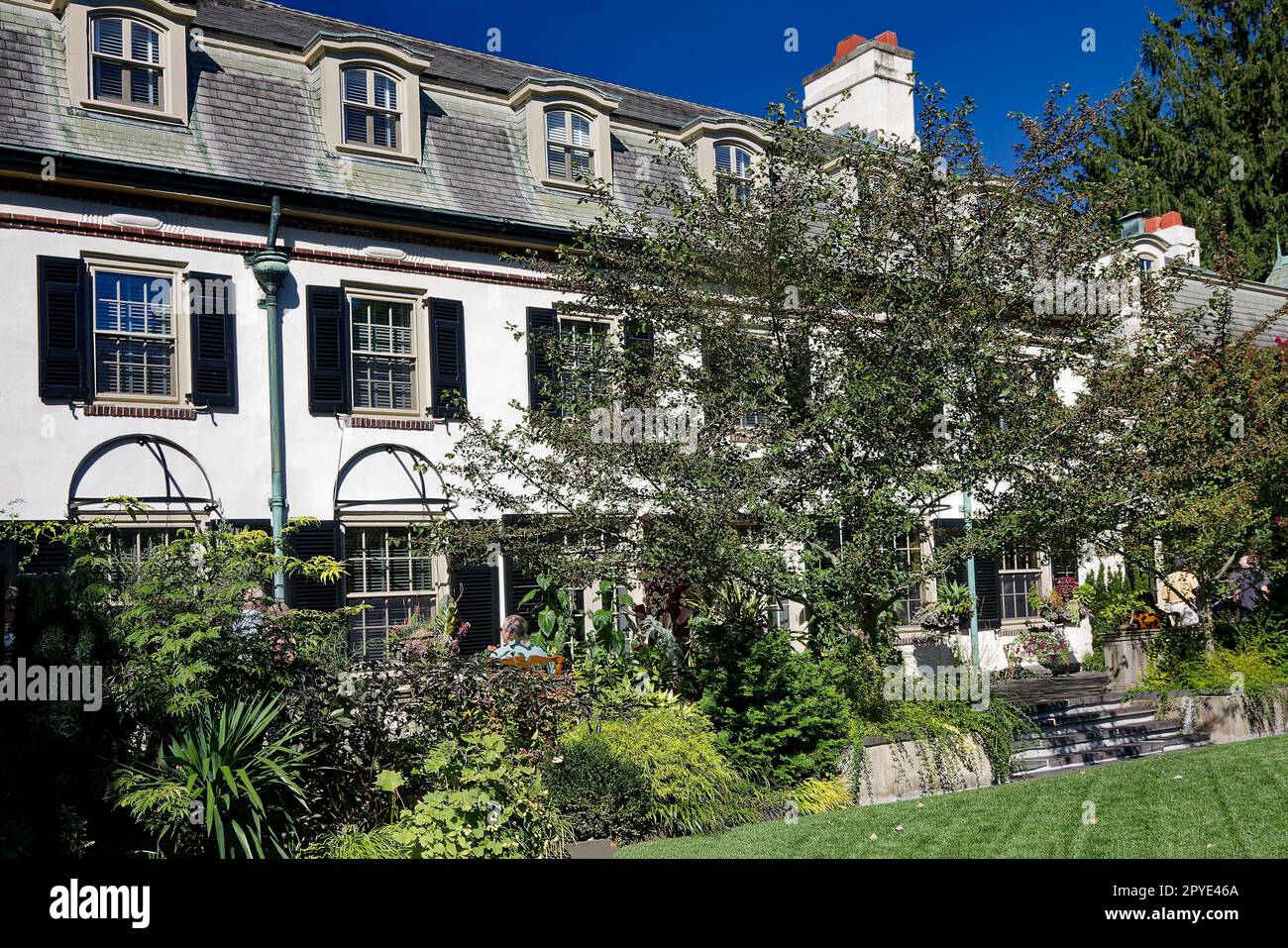Chanticleer House, 1913, antique, blanc, volets noirs, Porche ouvert, 3 étages, plantations, Chanticleer Garden; Pennsylvanie; Wayne; PA; été Banque D'Images