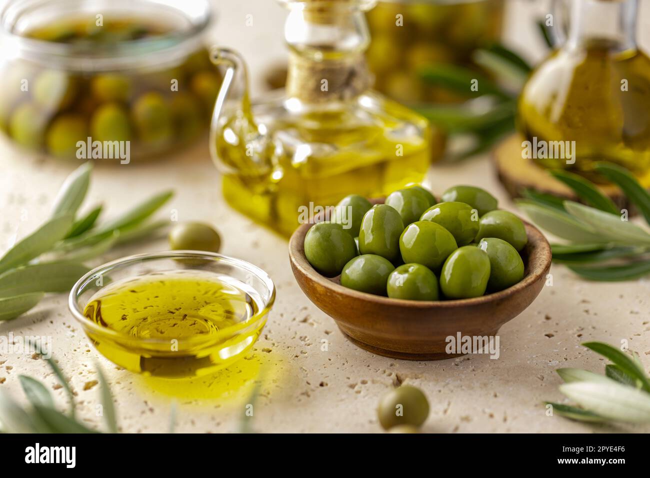 Bol d'olives vertes Banque D'Images