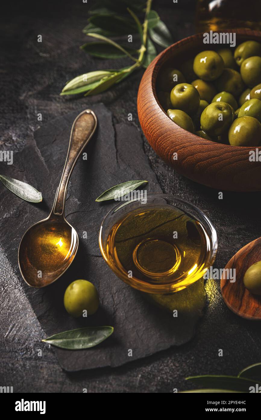 Olives vertes à l'huile d'olive Banque D'Images