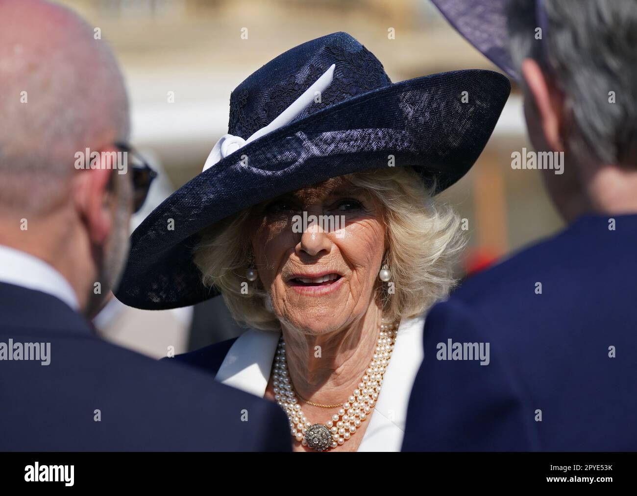 La reine Consort lors d'une fête de jardin au Palais de Buckingham