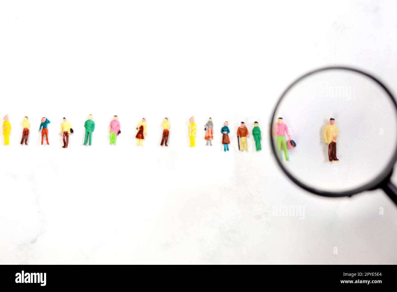Recherche d'employé ou de responsable. Recrutement du personnel. Chasse aux têtes. De nombreux employés et le choix d'un leader parmi la foule. HR. Chiffre de concept de gestion des affaires et des ressources humaines se démarquer de la foule choix réussi Banque D'Images