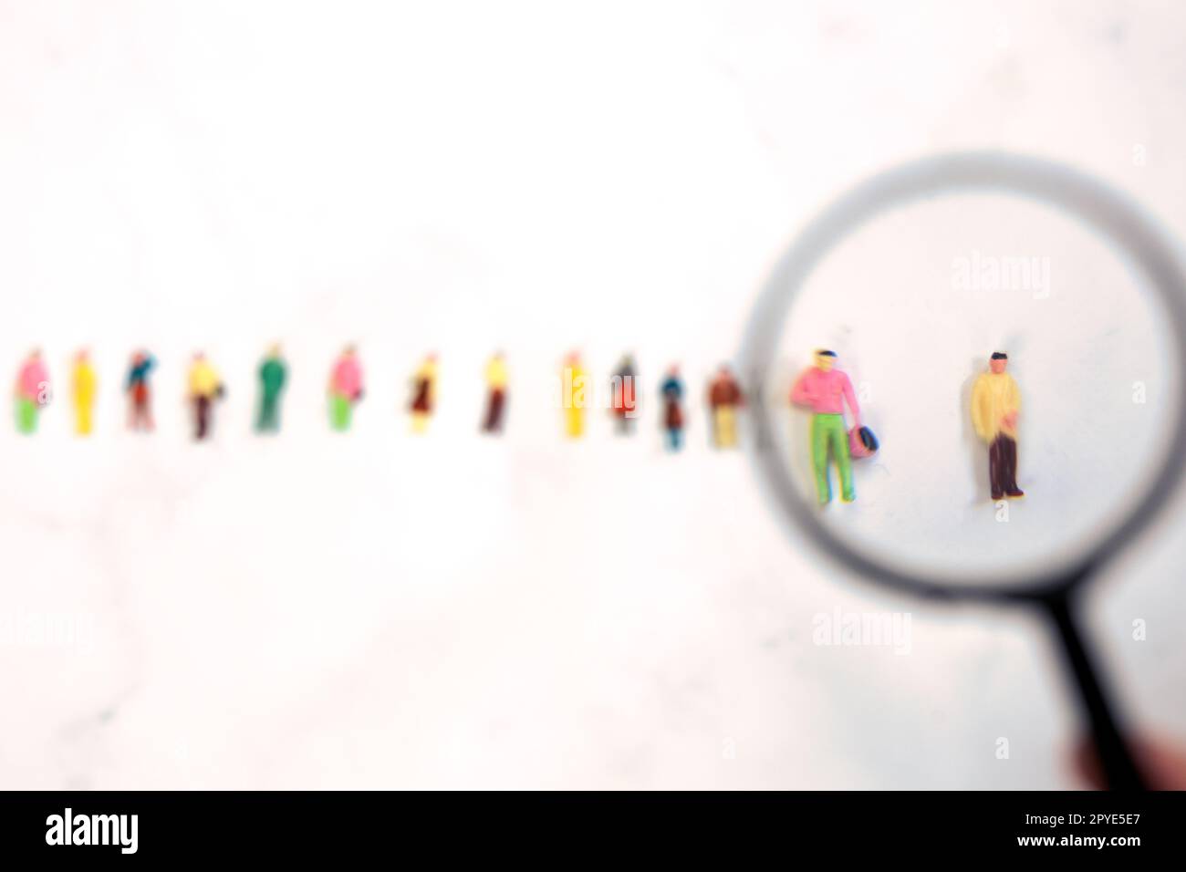 Recherche d'employé ou de responsable. Recrutement du personnel. Chasse aux têtes. De nombreux employés et le choix d'un leader parmi la foule. HR. Chiffre de concept de gestion des affaires et des ressources humaines se démarquer de la foule choix réussi Banque D'Images