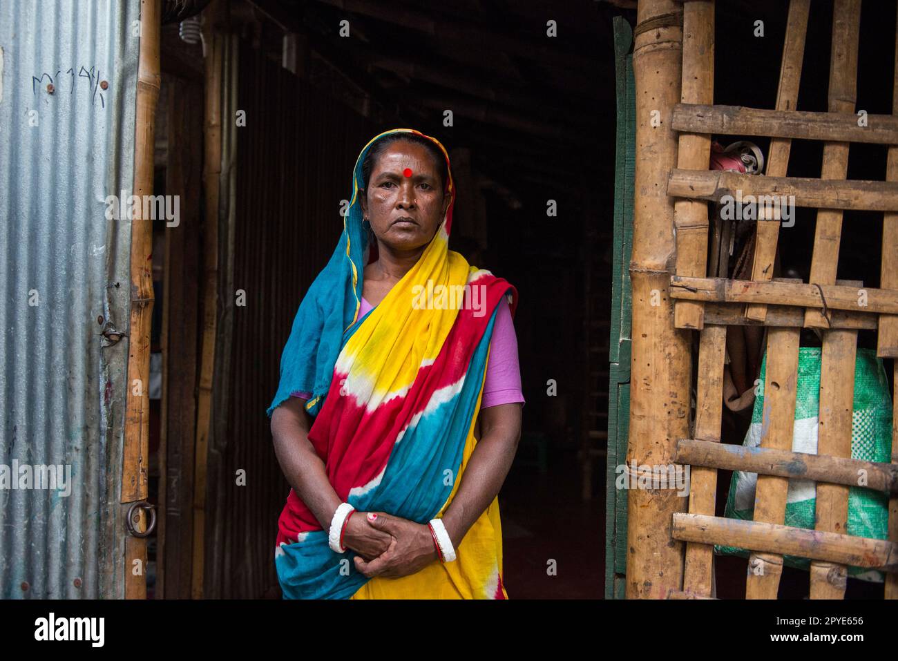 Bangladesh, Khulna, Sonadanga. Une femme à son domicile dans une région du Bangladesh ravagée par la pauvreté. 28 janvier 2012. Usage éditorial uniquement. Banque D'Images