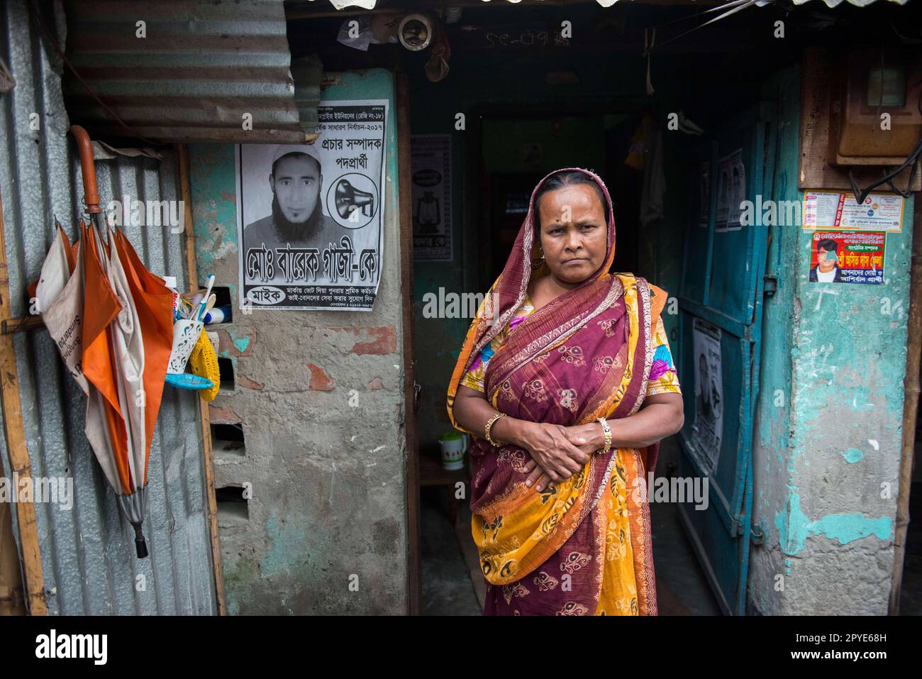 Bangladesh, Khulna, Sonadanga. Une femme à son domicile dans une région du Bangladesh ravagée par la pauvreté. 28 janvier 2012. Usage éditorial uniquement. Banque D'Images