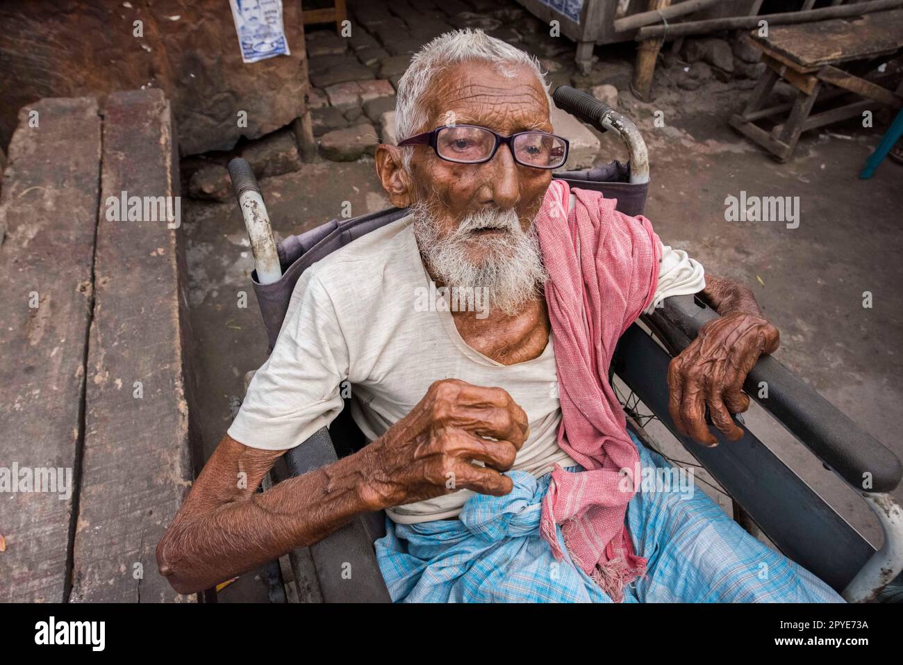 Bangladesh, Khulna, Sonadanga. Un homme, qui prétend avoir 130 ans, vit dans les bidonvilles du Bangladesh. 18 mars 2017. Usage éditorial uniquement. Banque D'Images