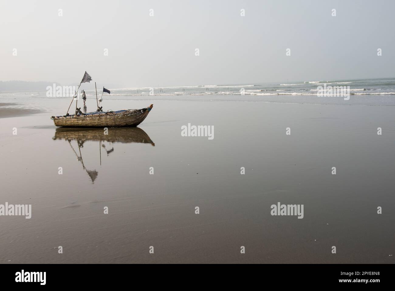 Bangladesh, Cox's Bazar Beach. Bateaux de pêche dans le brouillard tôt le matin. 22 mars 2017. Usage éditorial uniquement. Banque D'Images