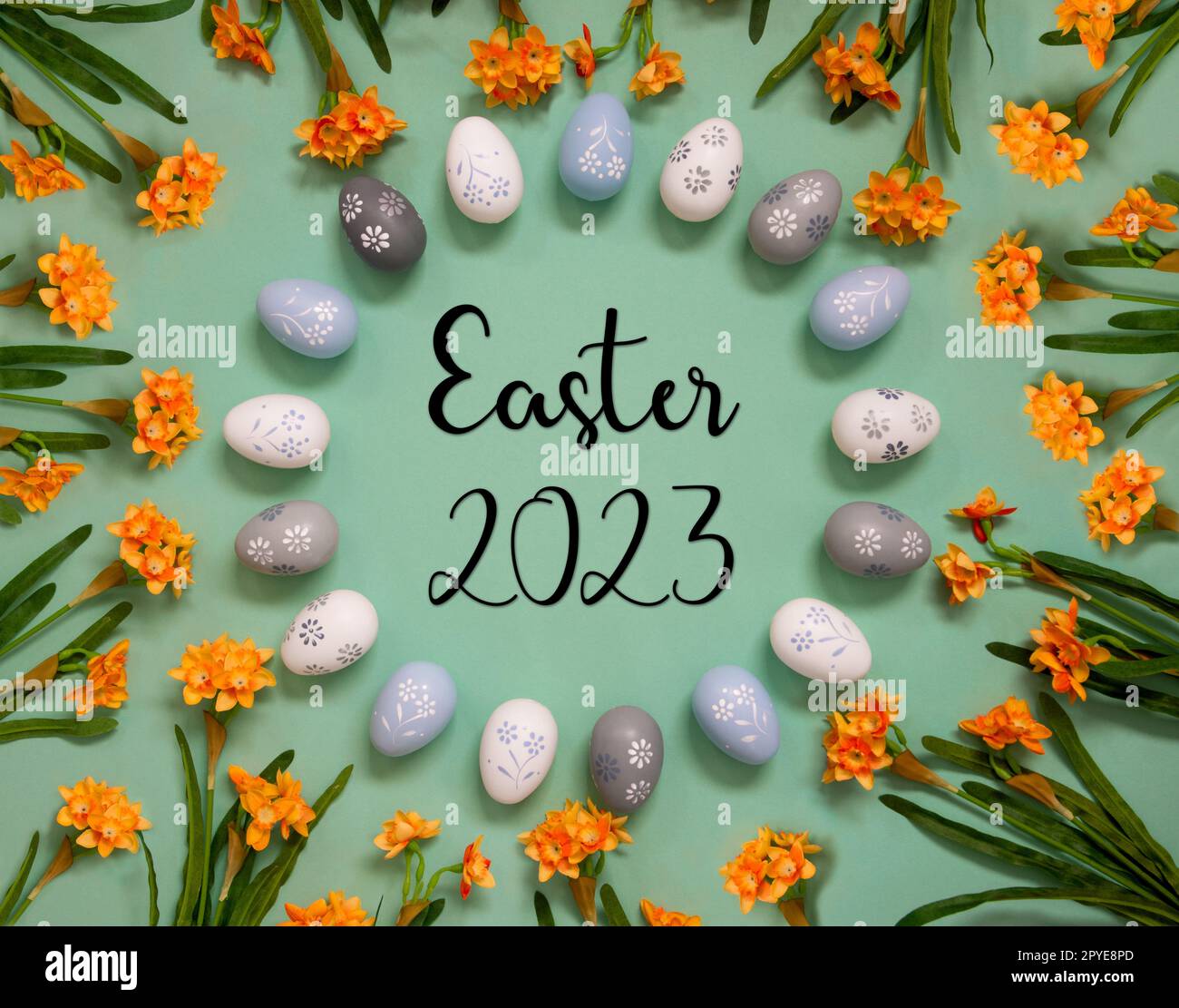 Décoration d'oeufs de Pâques, fleurs de printemps, mot anglais Pâques 2023 Banque D'Images