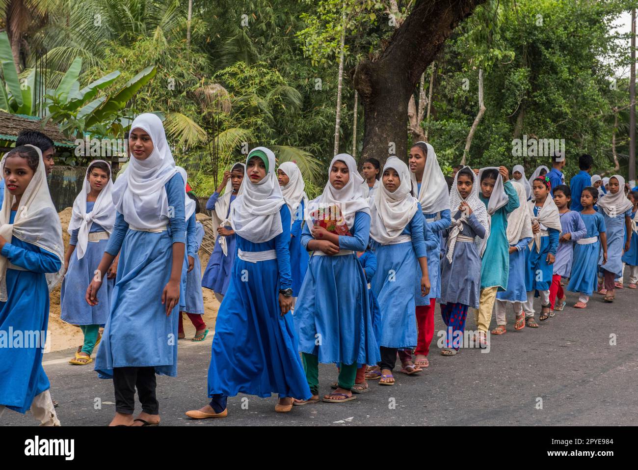 Bangladesh, Cox's Bazar. Les écoliers sont vêtus en uniforme pour célébrer le jour de l'indépendance (du Pakistan). 25 mars 2017. Usage éditorial uniquement. Banque D'Images