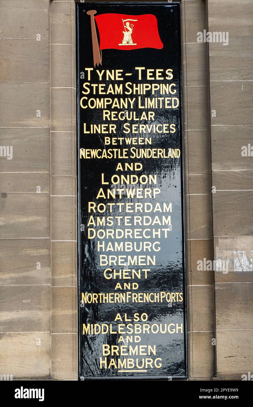 Reconstruction d'un panneau sur un bâtiment sur le Quayside, Newcastle yon Tyne, Royaume-Uni, à partir de l'époque de la navigation à vapeur, montrant le commerce urbain européen. Banque D'Images