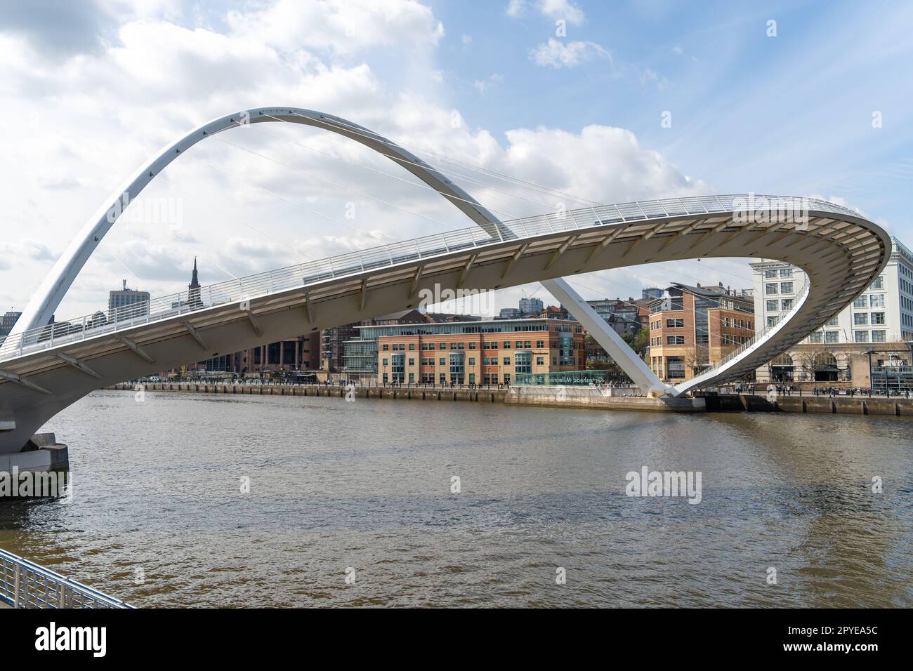 Le pont du Millénaire de Gateshead, ou pont inclinable à « œil clignotant », a montré l'ouverture d'un bateau pour traverser la rivière à Gateshead, Royaume-Uni Banque D'Images