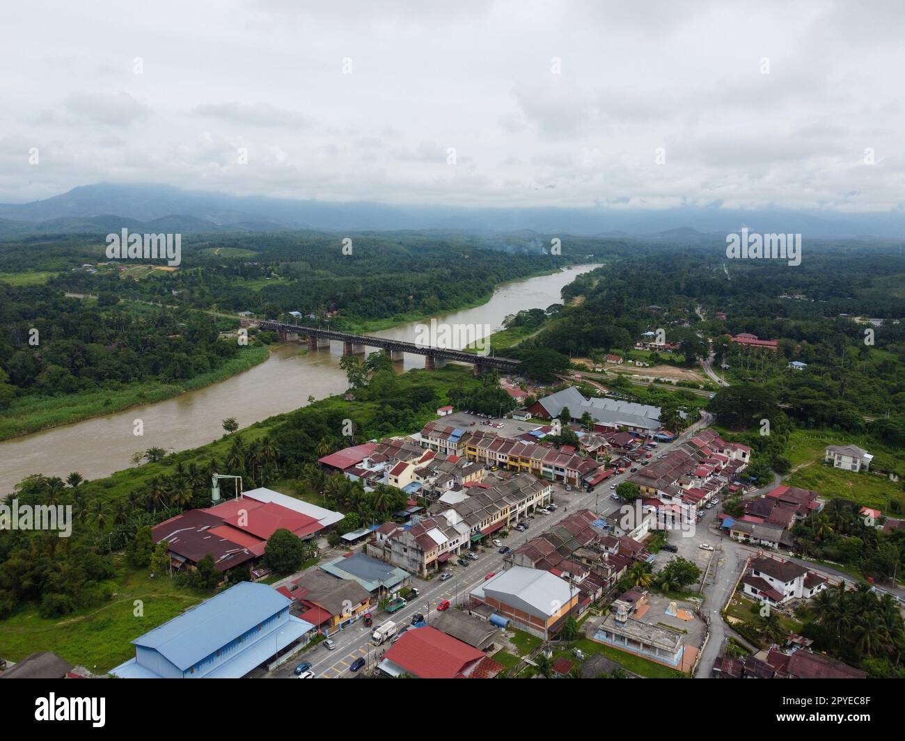 Vue aérienne Kuala Kangsar Victoria pont ferroviaire et ville Banque D'Images