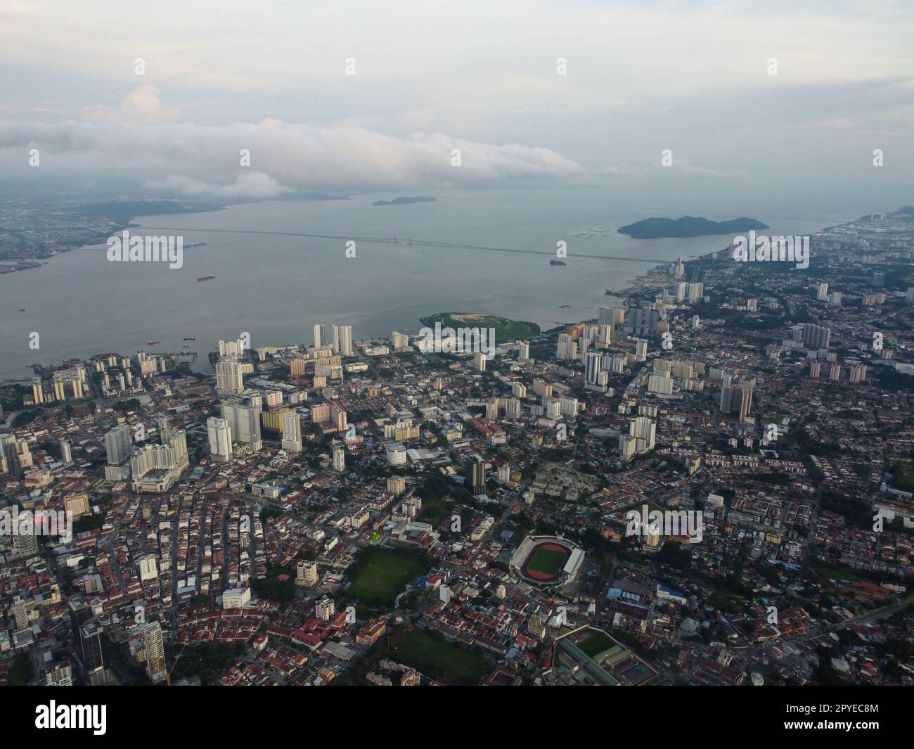 Vue aérienne Penang immeuble résidentiel avec fond de Penang Bridge Banque D'Images