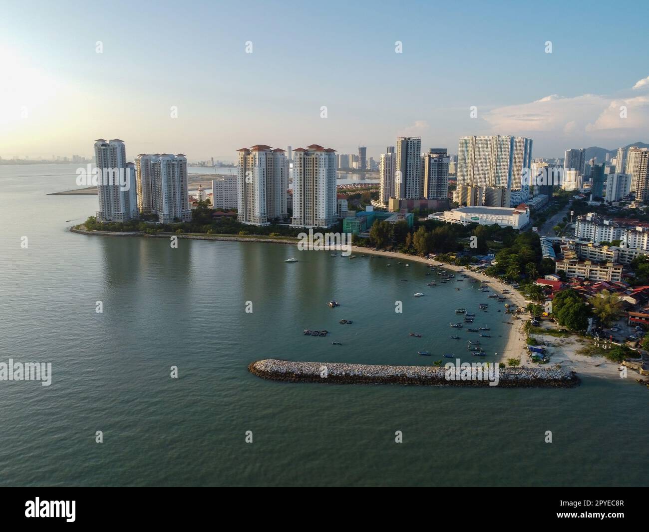 Vue aérienne jetée traditionnelle de pêcheur et immeuble de condominiums Banque D'Images