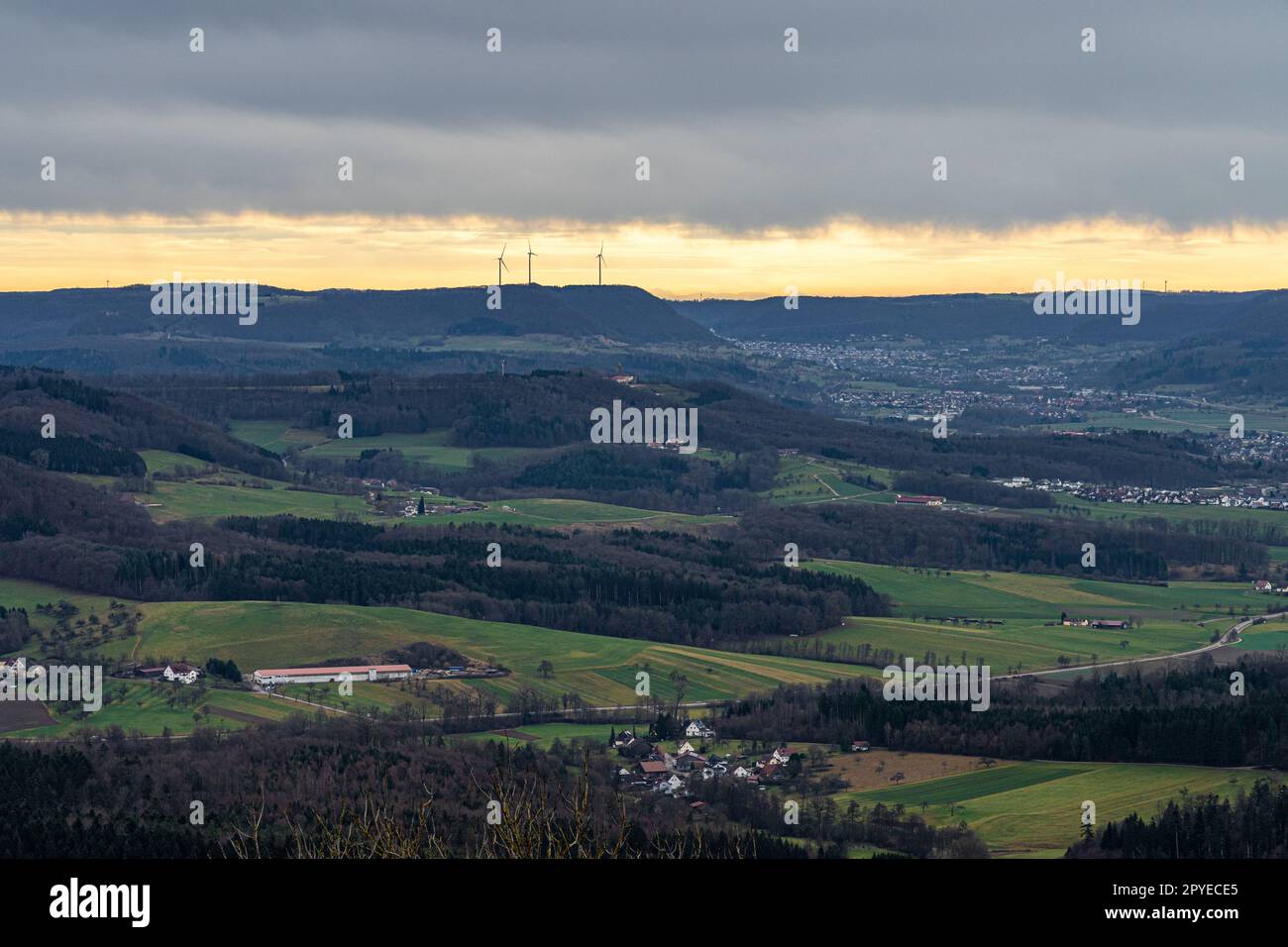 Vallées et collines et forêts avec roues éoliennes pour l'énergie renouvelable Banque D'Images