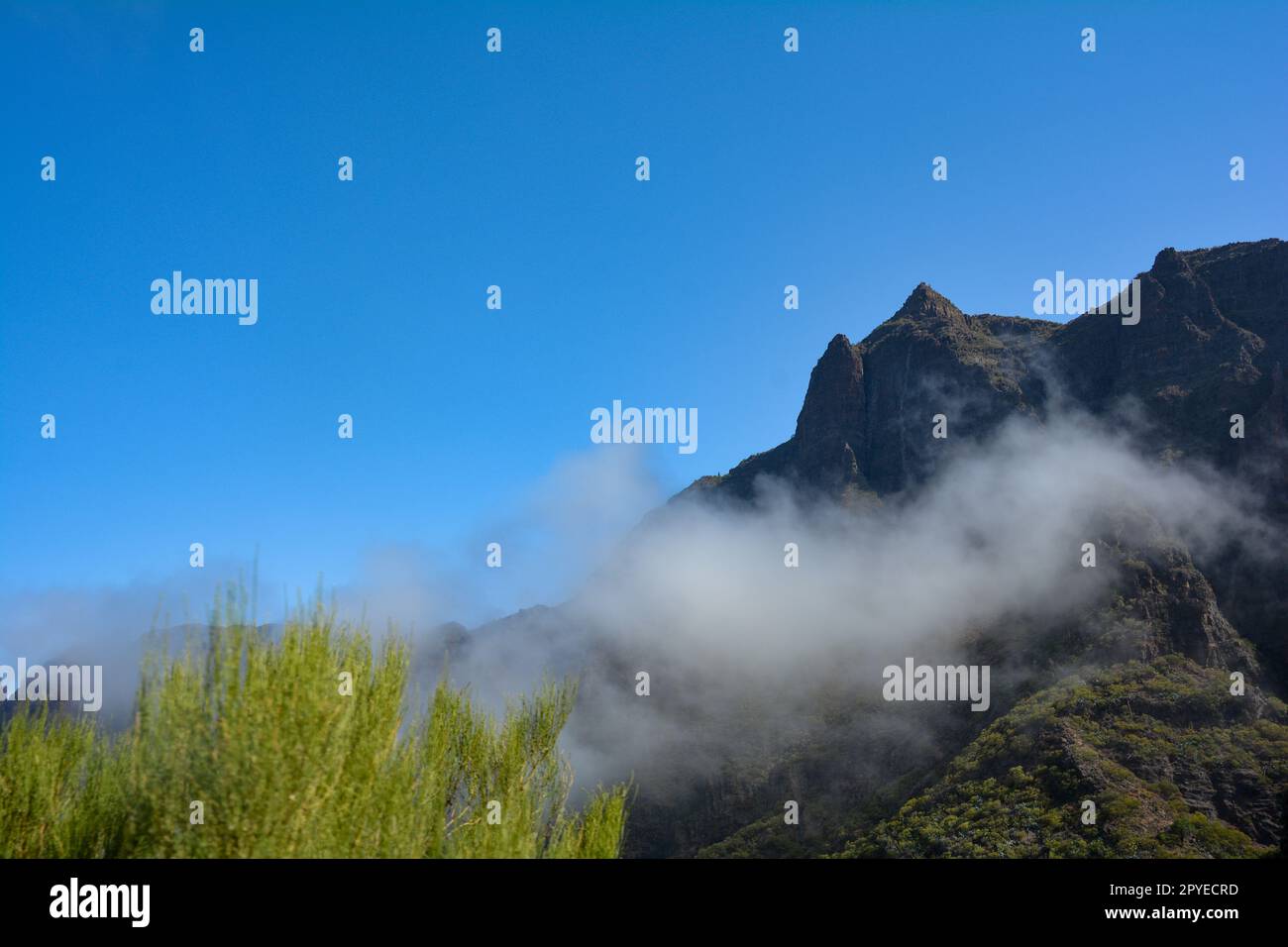 Nuages suspendus bas dans les montagnes sur Tenerife en Espagne Banque D'Images