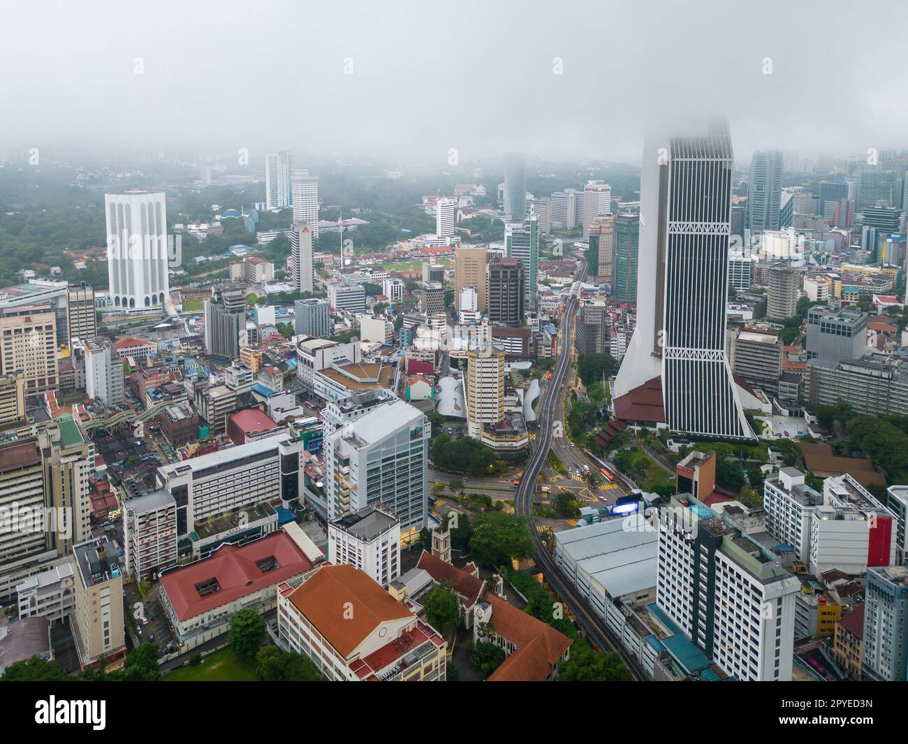 Vue aérienne de la tour Maybank pendant les nuages bas Banque D'Images