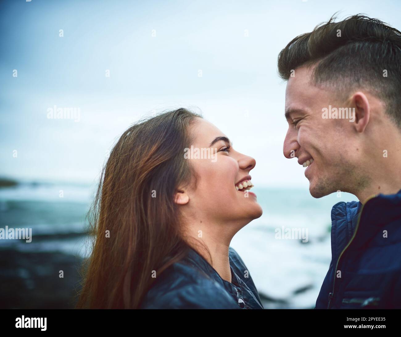 Le cœur a été fait à l'amour. un jeune couple heureux passant une journée romantique ensemble en plein air. Banque D'Images