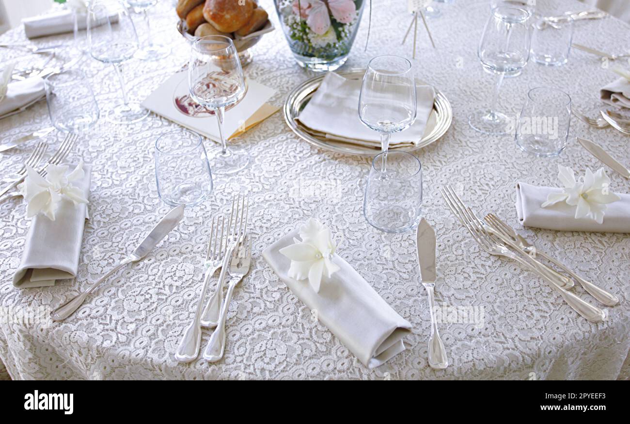 Mise en place de la mariée avec nappe en dentelle blanche et couverts  argentés Photo Stock - Alamy