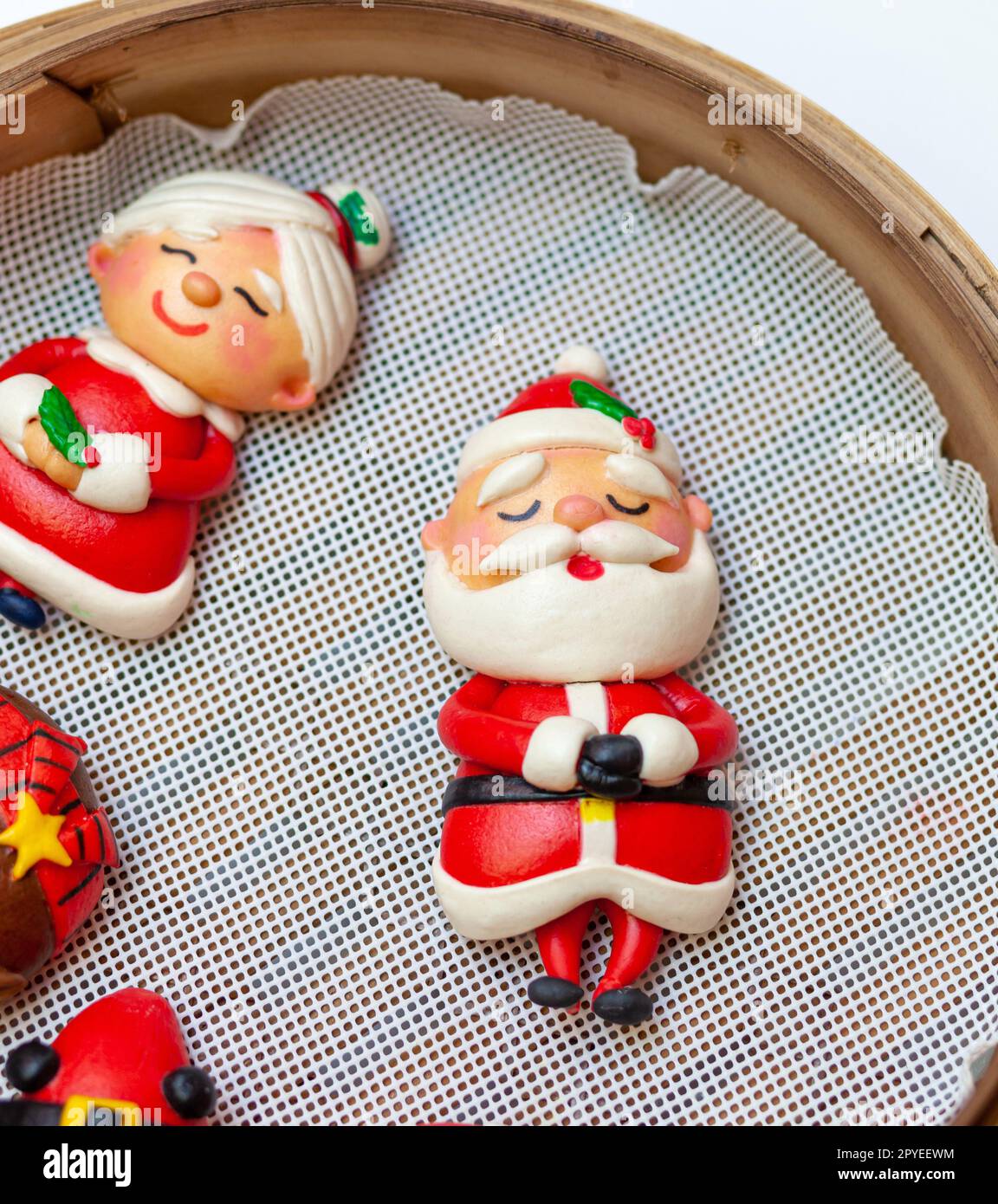 Petits pains de Noël cuits à la vapeur. Divers personnages, le Père Noël, Mme Claus et d'autres. Banque D'Images