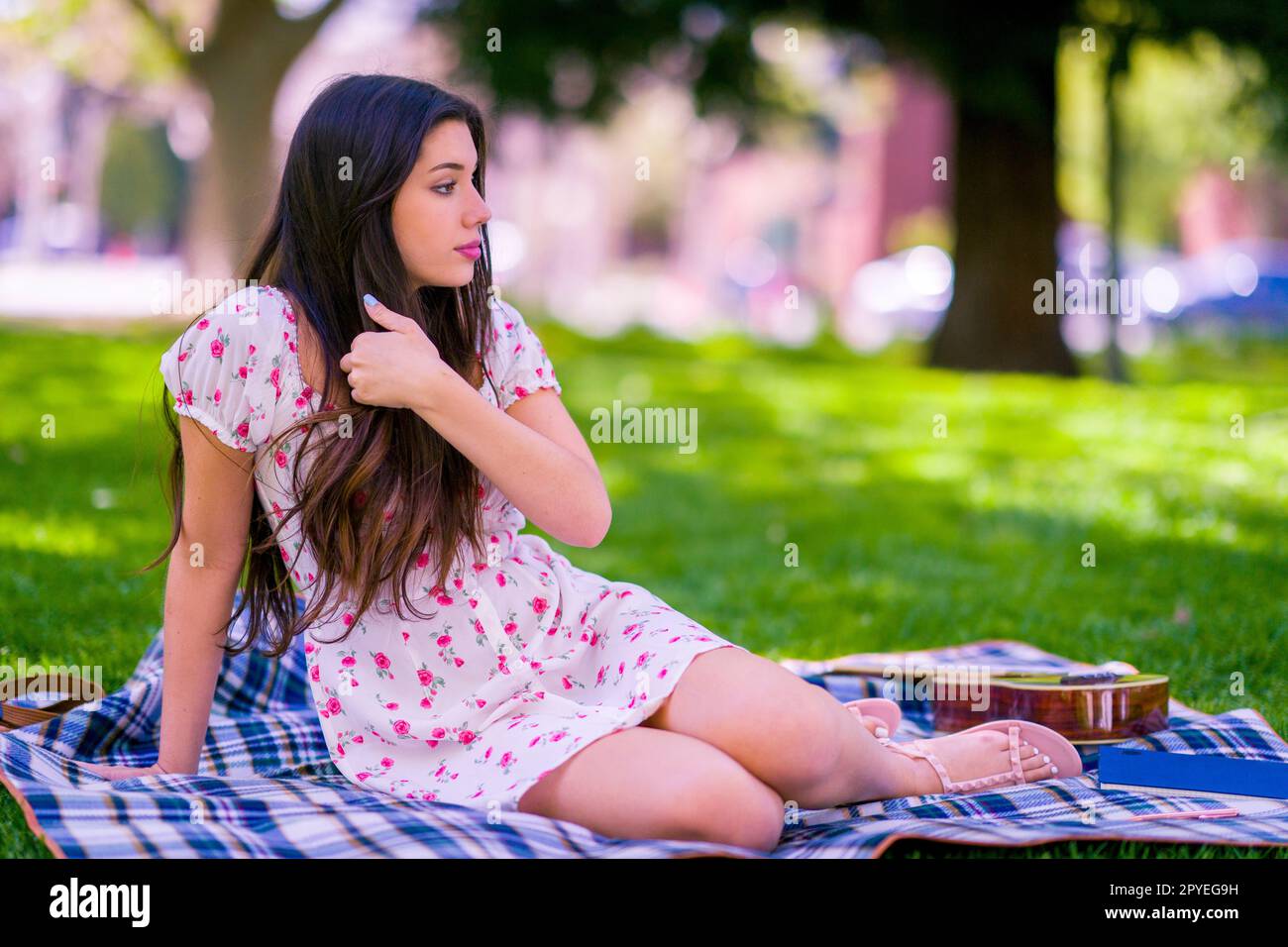 L'auteur-compositeur de la chanteuse de Latina adolescente est assis sur Blanket avec Ukulele Banque D'Images