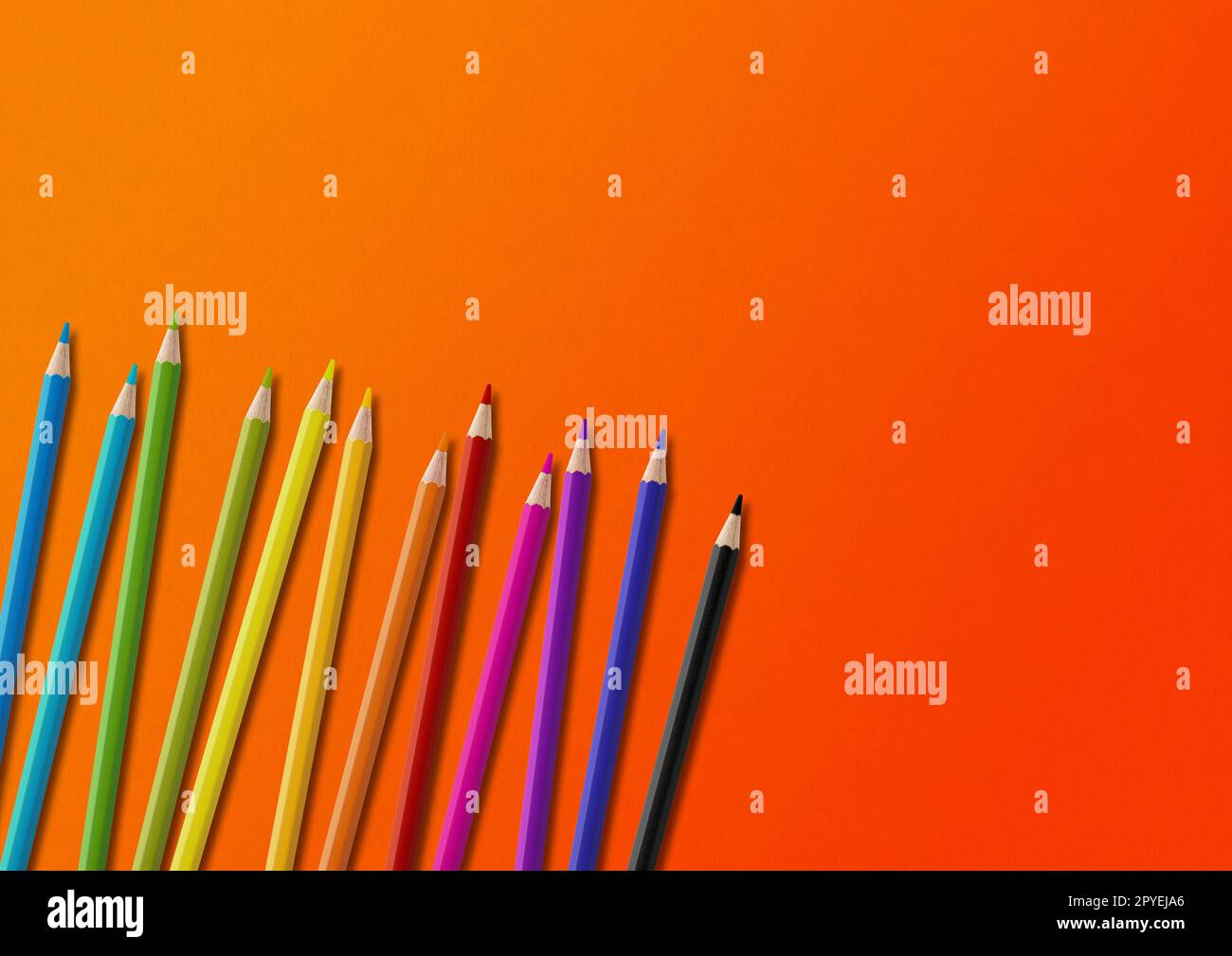 Groupe de crayons de couleur isolé sur orange. Arrière-plan horizontal Banque D'Images