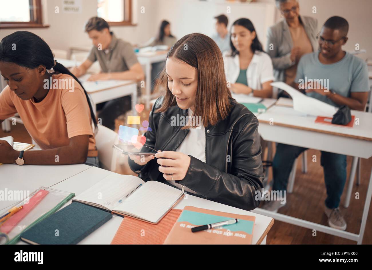 Teenager mobile phone classroom Banque de photographies et d'images à haute  résolution - Alamy