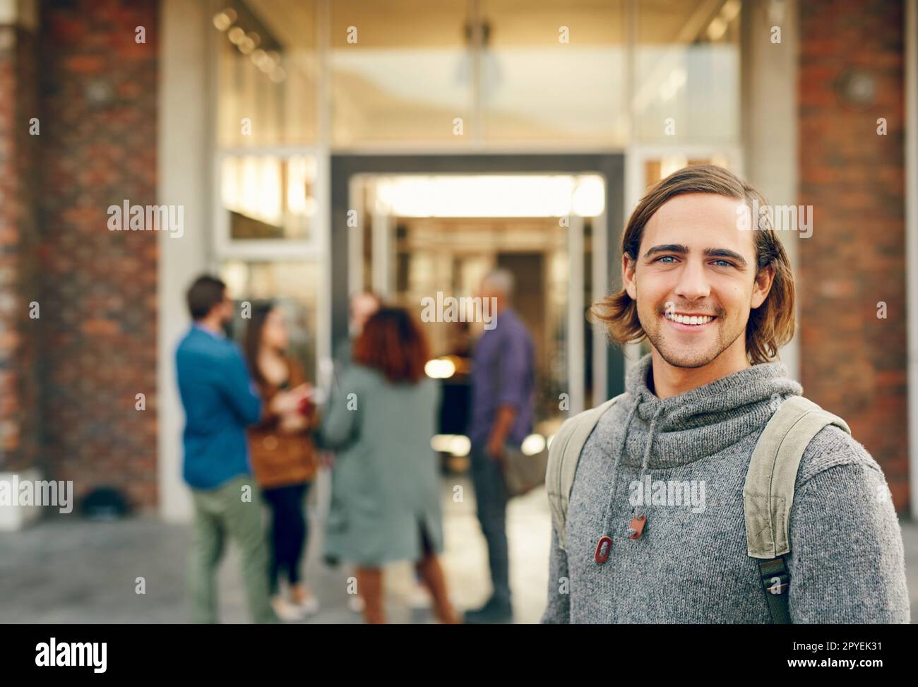 C'est le collège idéal pour moi. Portrait d'un jeune homme heureux debout à l'extérieur sur le campus. Banque D'Images