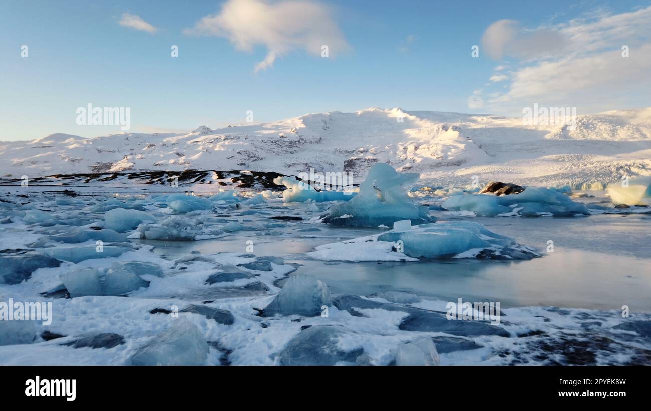 Le lac glaciaire jökulsárlón, Islande. Les icebergs flottant sur l'eau. Paysage d'islande Banque D'Images