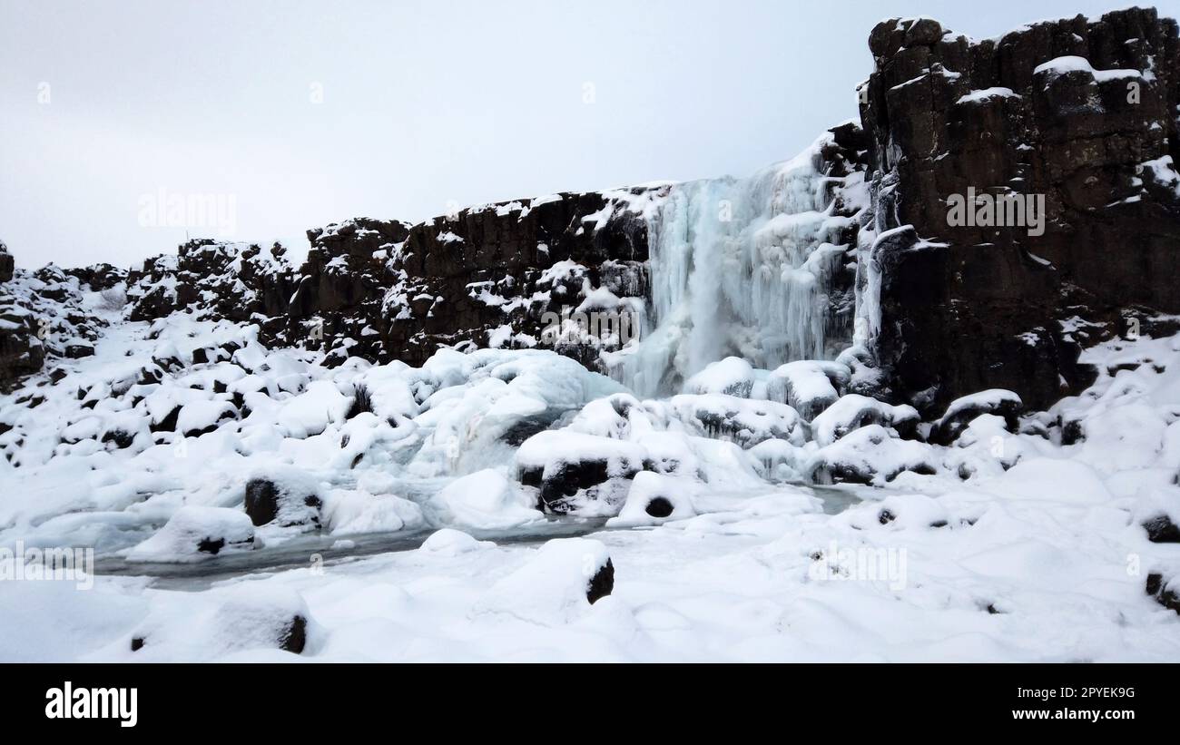 Vue sur la cascade de Gullfoss dans le canyon de la rivière Hvita pendant la neige hivernale en Islande. Banque D'Images