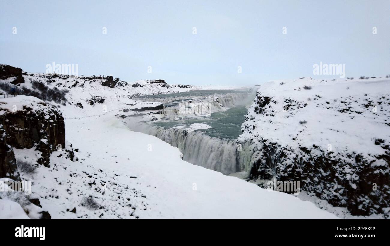 Vue sur la cascade de Gullfoss dans le canyon de la rivière Hvita pendant la neige hivernale en Islande. Banque D'Images