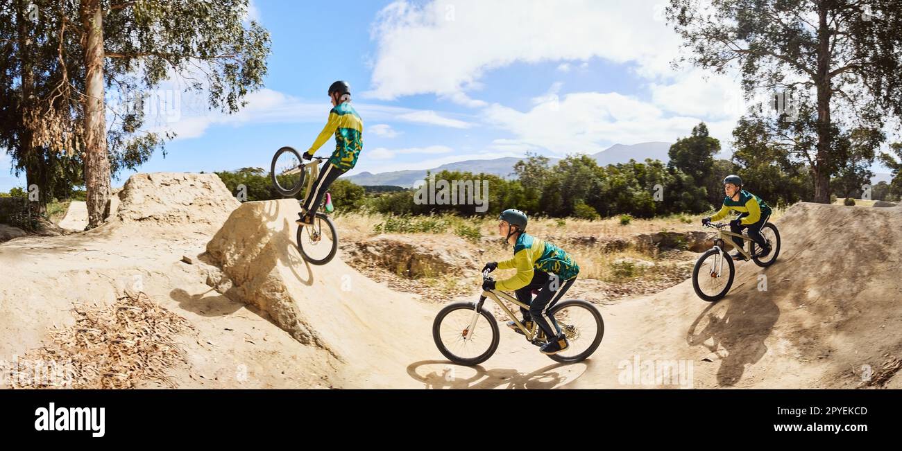 Sports, vélo de montagne et homme cyclisme en forêt pour l'exercice de la nature, cardio entraînement et entraînement pour marathon. Athlète avec vélo pour le sport extrême avec transport pour le voyage ou la liberté au parc de rampe Banque D'Images