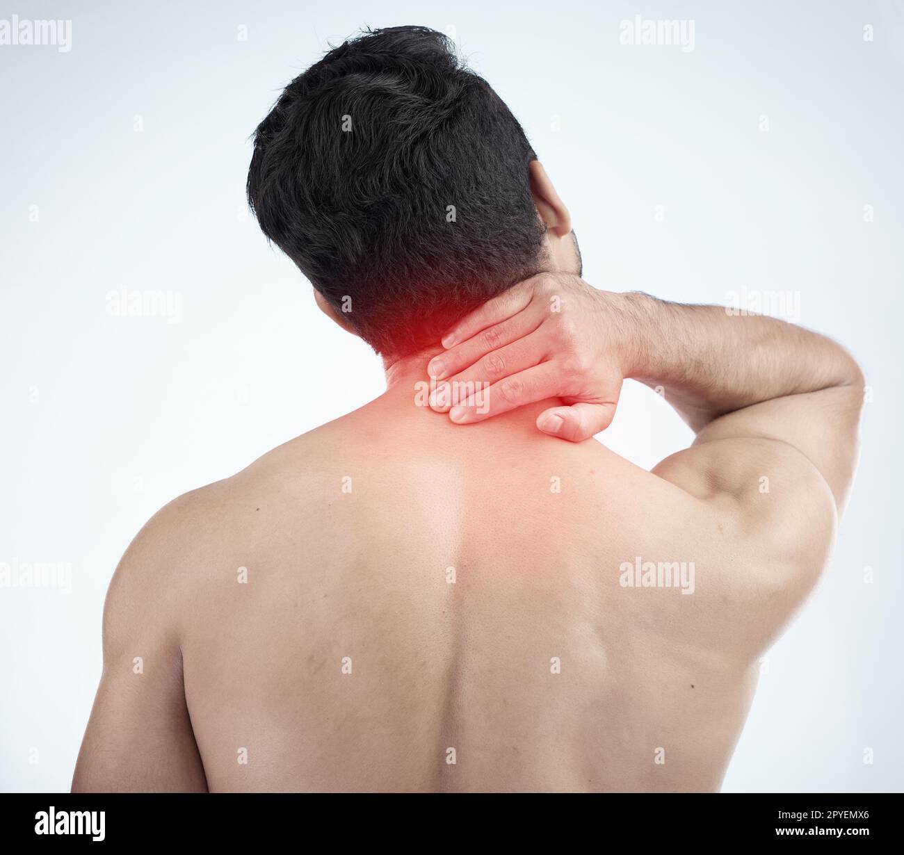 Homme, mains ou corps douleur de cou et lueur sur fond de studio dans l'exercice, l'entraînement ou l'entraînement stress, la tension ou la crise musculaire 3D. Blessure abstraite, athlète sportif ou personne physique en épuisement professionnel des premiers soins Banque D'Images