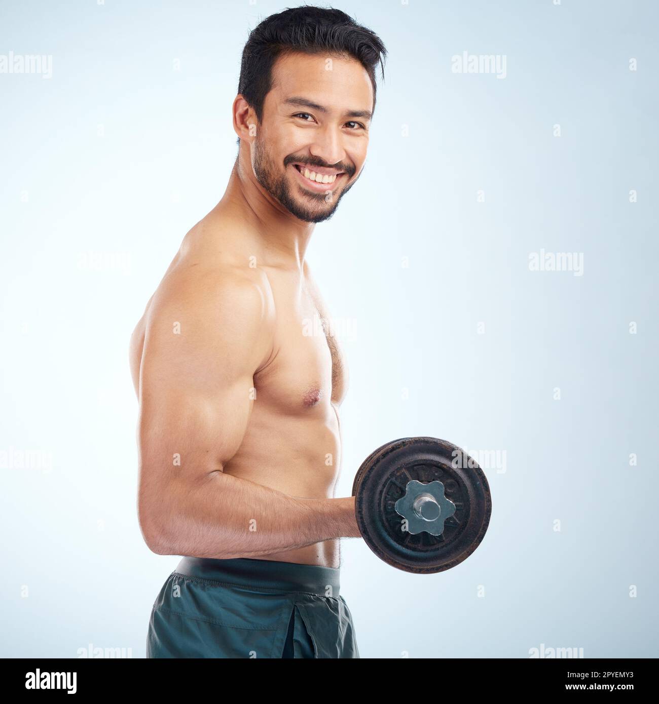 Portrait, fitness ou entraînement de l'homme avec haltère en séance d'entraînement ou exercice en studio pour les bras forts, les biceps ou les objectifs du corps. Muscles, état d'esprit ou heureux bodybuilder sportif athlète haltérophilie avec maquette Banque D'Images