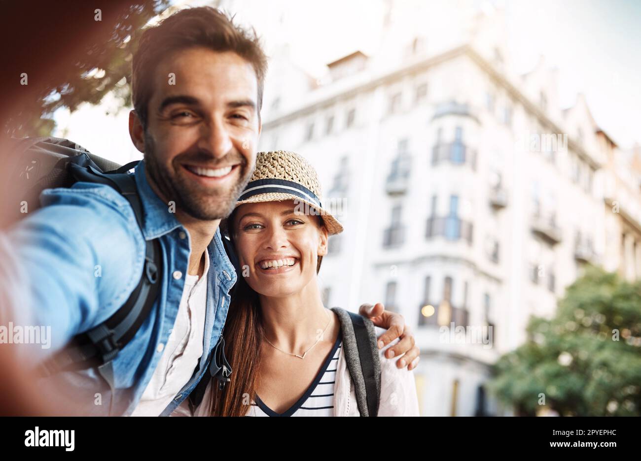 Envoyer un peu d'amour à la maison. Portrait court d'un jeune couple affectueux qui prend un selfie alors qu'il est en campagne. Banque D'Images