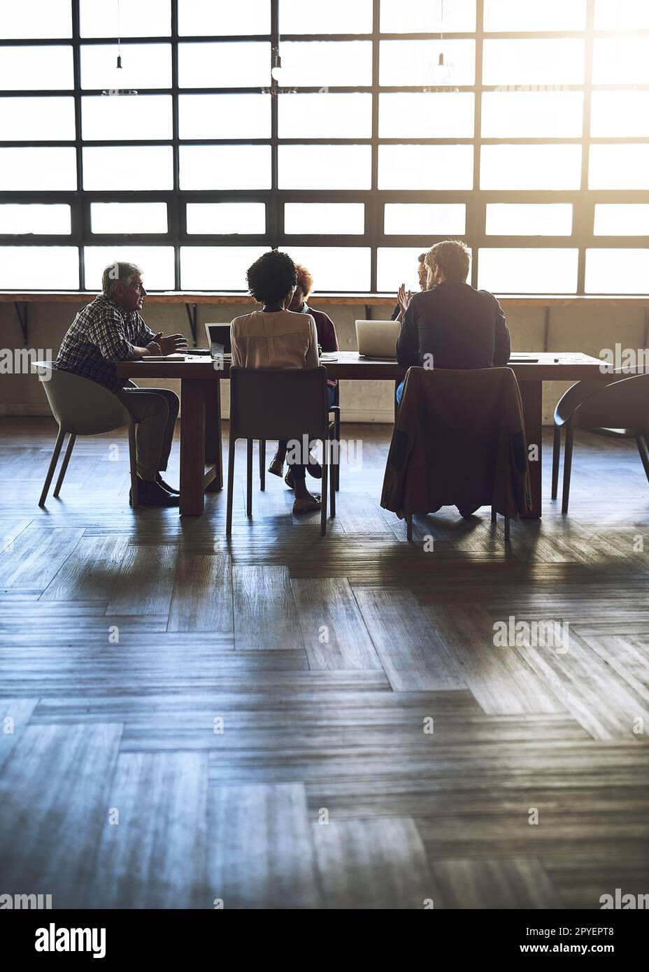 Les idées sont la clé fondamentale de la réussite. un groupe de collègues ayant une réunion de bureau à l'intérieur. Banque D'Images