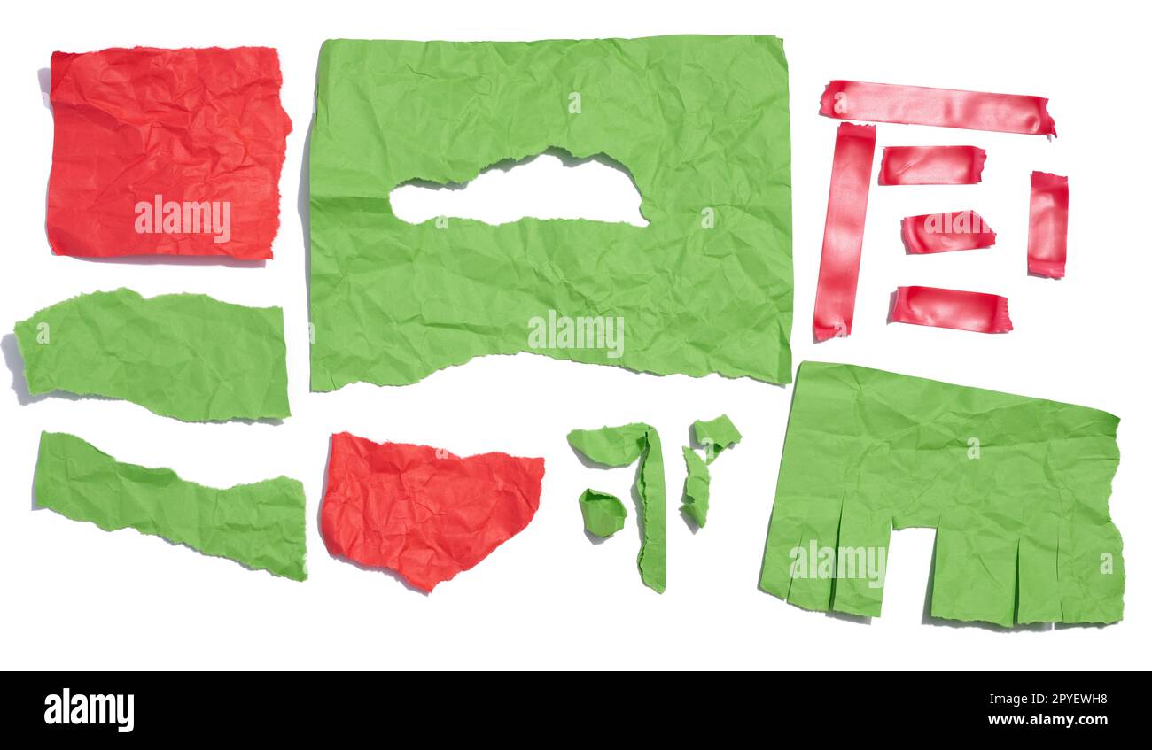 Divers morceaux de papier déchirés, ruban électrique déchiré rouge et un modèle pour une publicité avec des bords déchirés sur un fond blanc Banque D'Images