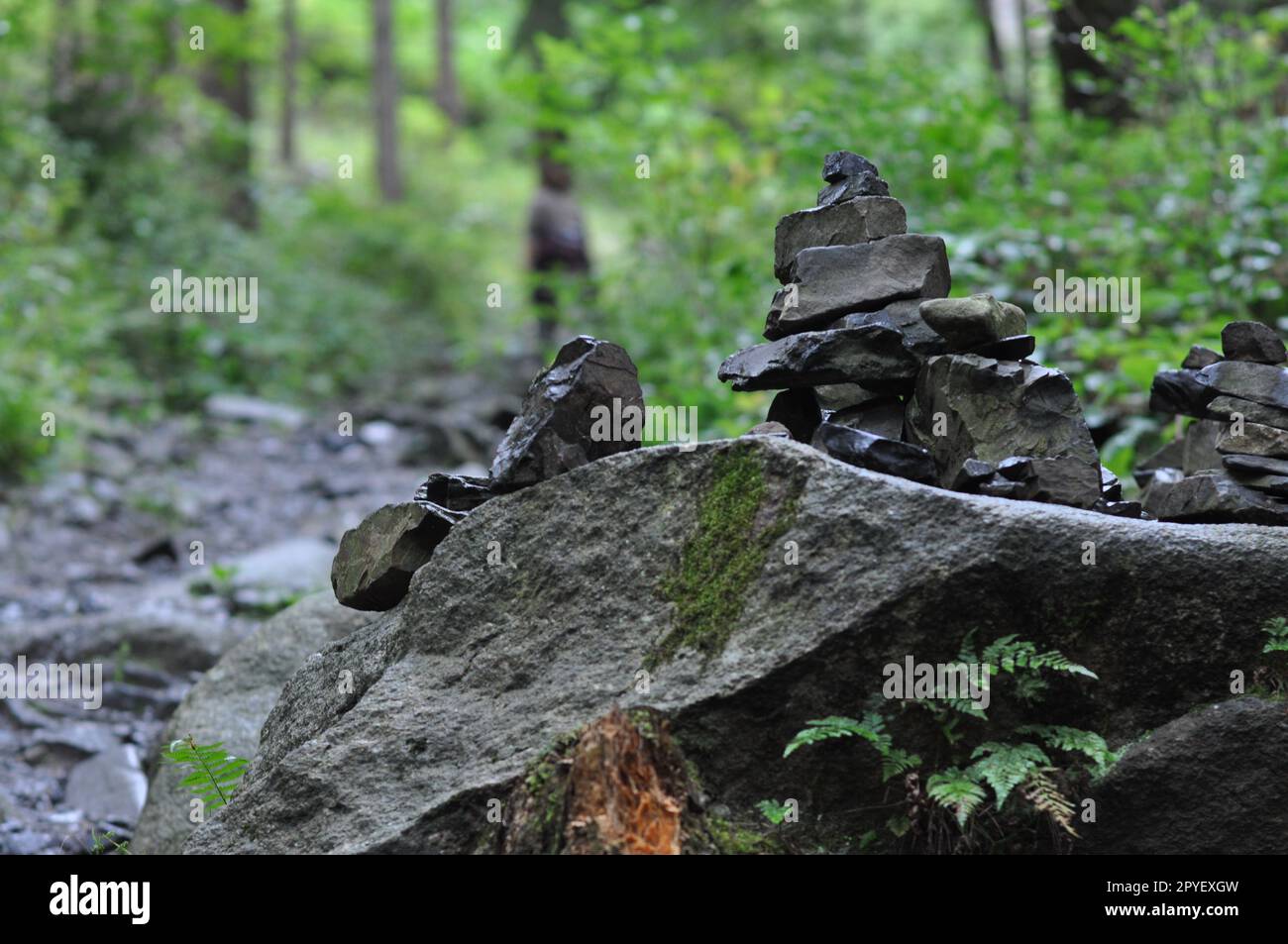 Gros plan de pierres de carrière empilées en équilibre dans la vallée d'Oker, dans les montagnes de Harz en Allemagne Banque D'Images