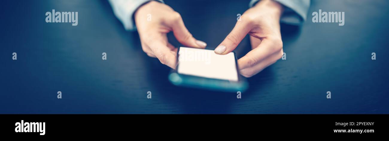 Femme tenant dans ses mains un téléphone mobile moderne. Banque D'Images