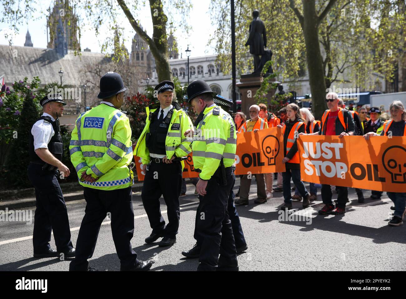 Londres, Royaume-Uni. 03rd mai 2023. Les policiers surveillent la marche lente des manifestants de Just Stop Oil à Westminster, arrêtant la circulation sur Whitehall. Le groupe exige que le gouvernement britannique cesse d’émettre de nouvelles licences de combustibles fossiles. Crédit : SOPA Images Limited/Alamy Live News Banque D'Images