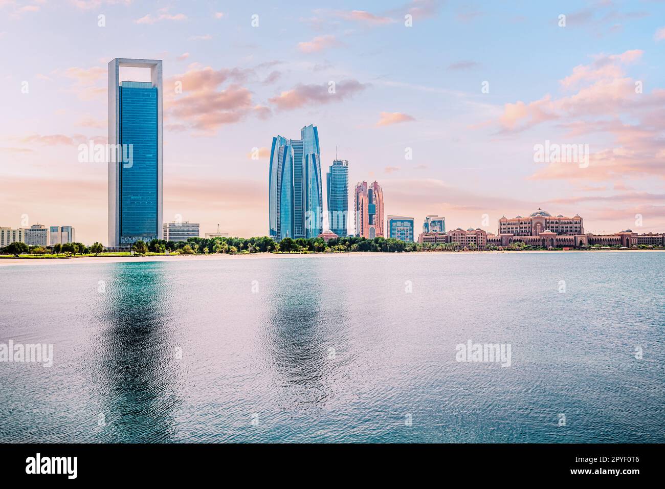 Les dessins uniques et contemporains des gratte-ciels de cette photo définissent la ligne d'horizon moderne d'Abu Dhabi. Avec chaque bâtiment en concurrence dans la hauteur et la grâce, il Banque D'Images