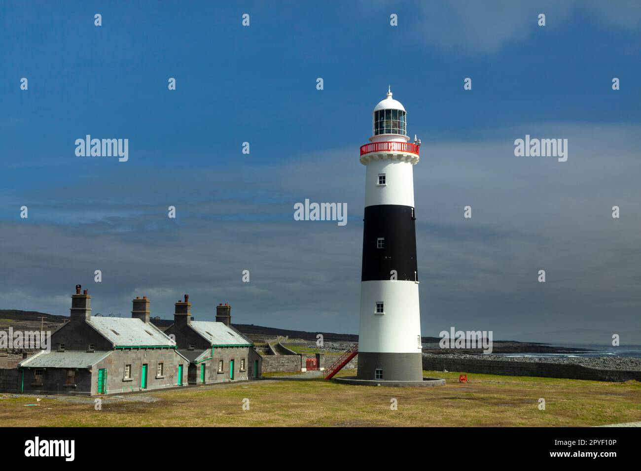 Phare sur Inis Oírr (Inisheer), la plus petite île des îles d'Aran, sur la voie de l'Atlantique sauvage dans le comté de Galway en Irlande Banque D'Images