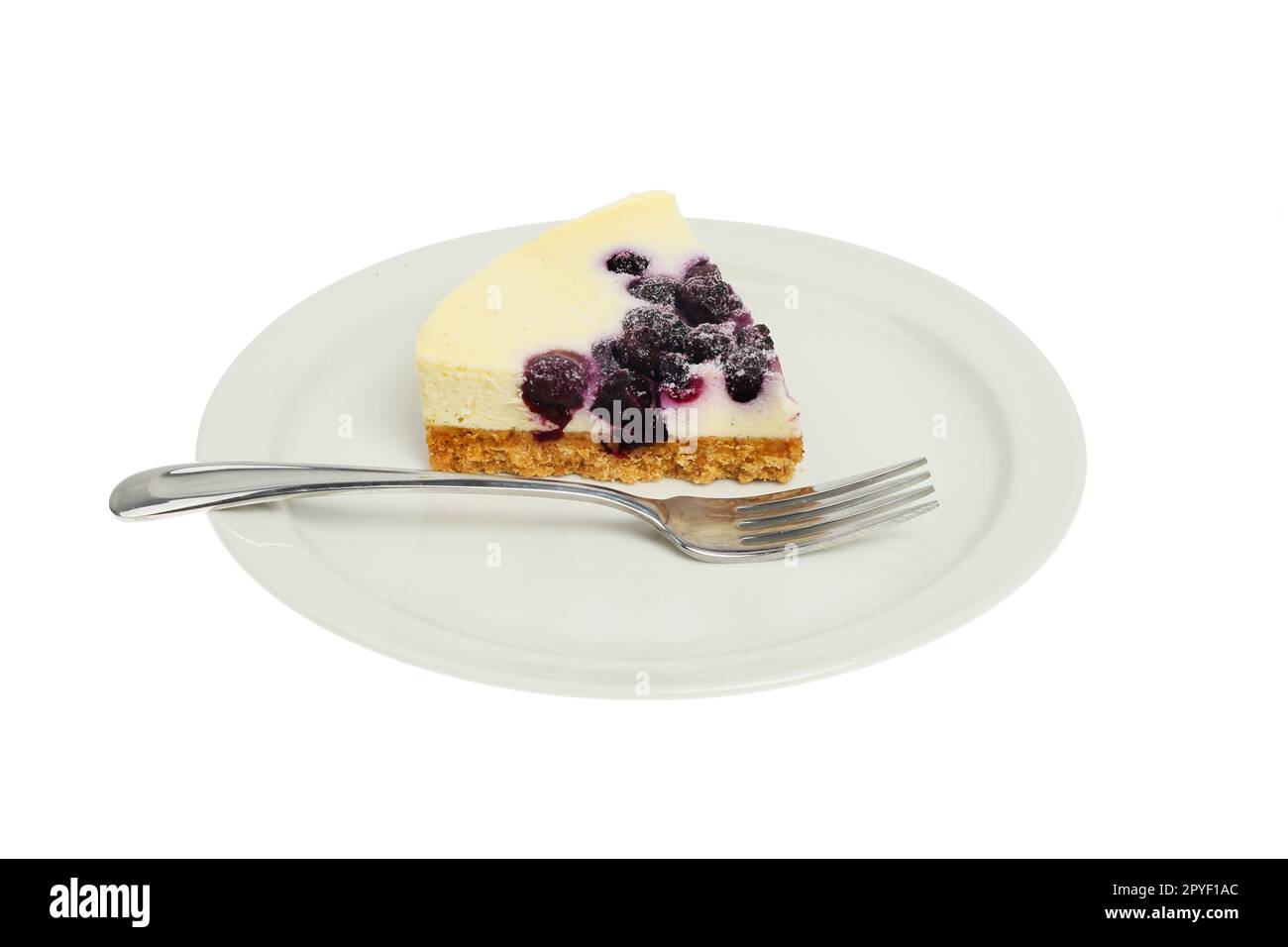 Tranche de cheesecake à la vanille et à la myrtille avec une fourchette sur une assiette isolée du blanc Banque D'Images