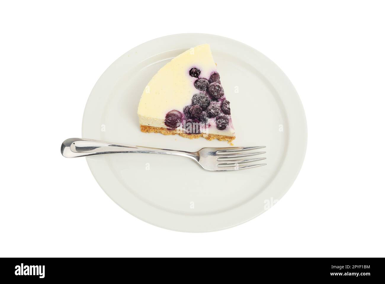 Tranche de cheesecake à la vanille et à la myrtille sur une assiette avec une fourchette isolée contre le blanc Banque D'Images