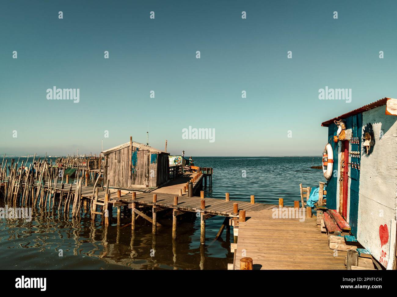 Passerelles et huttes en bois du Cais de Palapitas da Carrasqueira., Palafitico da Carrasqueira Pier à Comporta Portugal Banque D'Images