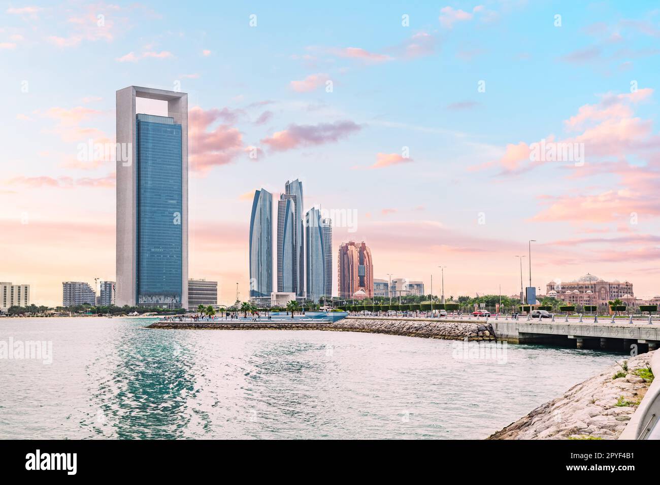 Les dessins uniques et contemporains des gratte-ciels de cette photo définissent la ligne d'horizon moderne d'Abu Dhabi. Avec chaque bâtiment en concurrence dans la hauteur et la grâce, il Banque D'Images