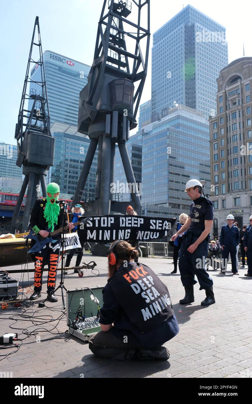 Londres, Royaume-Uni. 3rd mai 2023. Le groupe de militants écologistes Ocean Rebelllion a organisé une manifestation en métal lourd avec le groupe néerlandais « The Polymetal nodules » devant le lieu d'accueil du Deep Sea Mining Summit de deux jours à Canary Wharf. Le groupe s'oppose à des projets d'exploitation minière en haute mer avec de graves préoccupations, car il causerait des dommages à l'environnement, y compris la destruction des lits de mer et des habitats marins - ainsi que la pollution de l'eau pendant le processus d'extraction des minéraux. Crédit: Onzième heure Photographie/Alamy Live News crédit: Onzième heure Photographie/Alamy Live News Banque D'Images