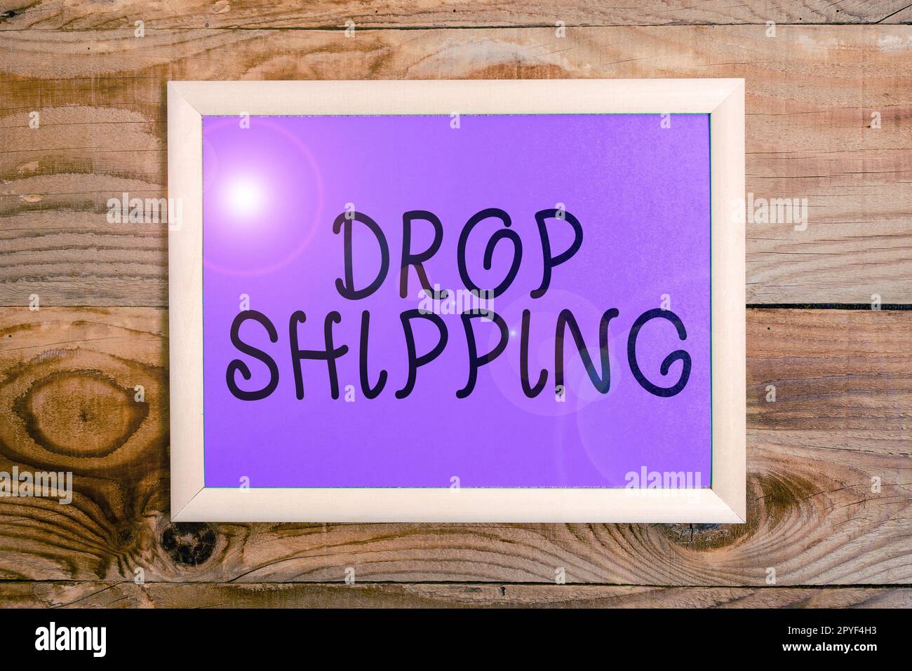 Texte indiquant l'expédition de la goutte d'inspiration. Concept d'affaires pour envoyer des marchandises d'un fabricant directement à un client plutôt qu'au détaillant Banque D'Images